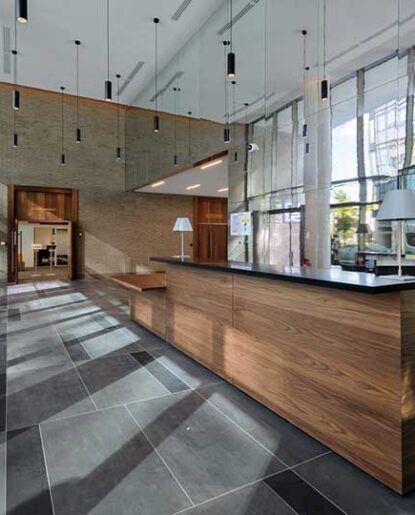 Référence - Programme immobilier tertiaire L'Atriode à Gentilly (94) - Hall d'entrée du siège de la MSA - Groupe Lamotte